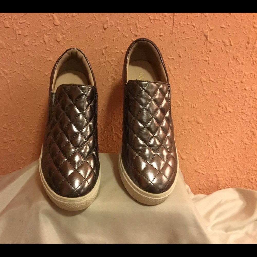 WANTED- Sneakers